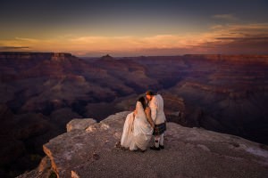 grand canyon wedding kiss